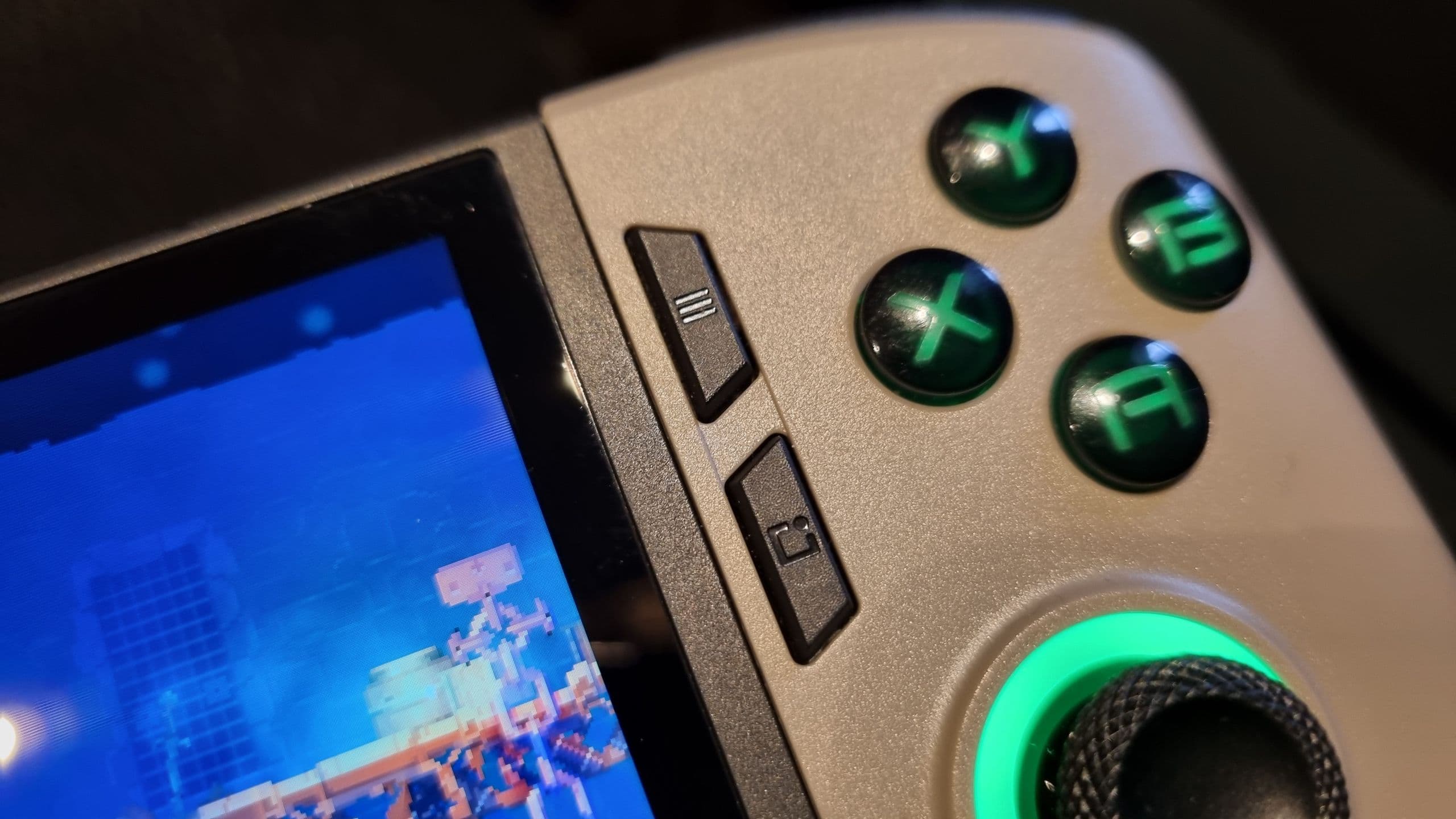 Parece que o portátil MSI Claw 8 EX AI+, equipado com os novos chips Arc G-series da Intel, terá um toque de ROG Xbox Ally
